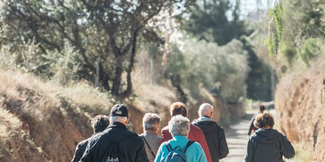 Participantes durante la caminata en un taller de senderismo. Rita Puig-Serra © Fundación "la Caixa"