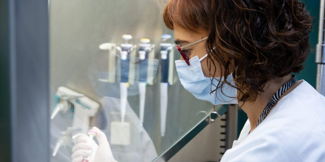 Mari Carmen Puertas, en el laboratorio de IrsiCaixa. © IrsiCaixa
