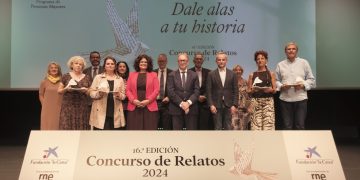 Marc Simón, subdirector general de la Fundación ”la Caixa”, y Rocío Barragán, directora general de Personas Mayores de la Junta de Andalucía, con los ganadores del XVI Concurso de Relatos Escritos por Personas Mayores. © Fundación "la Caixa"