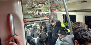 Convoy de Ferrocarrils de la Generalitat abarrotado.