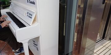 El piano, en su nueva ubicación en la que no 'molesta' a los funcionarios.