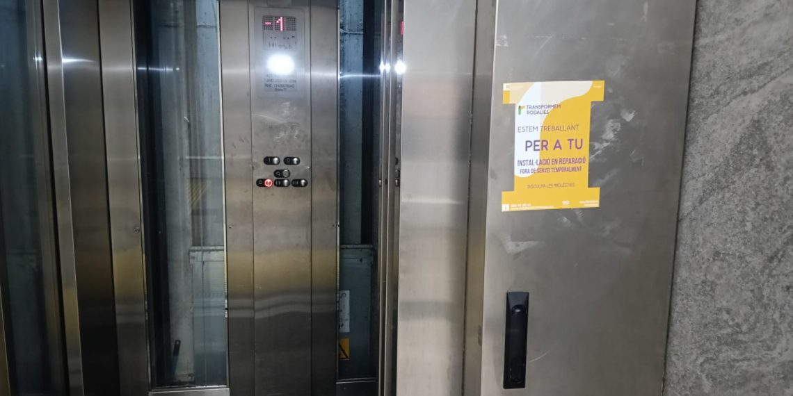 Ascensor averiado en la estación de cercanías de Bellvitge (26-12-24)