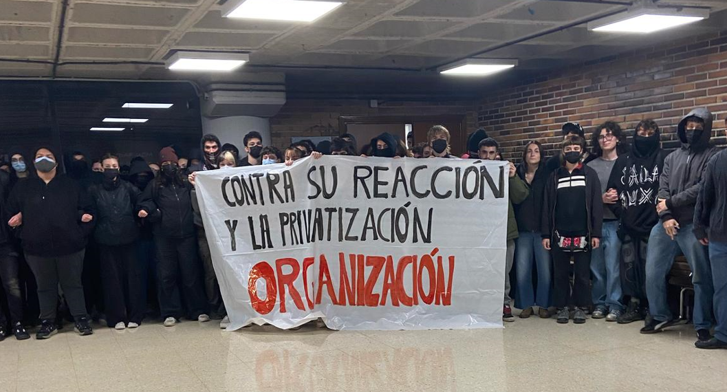 Estudiantes participando en el escrache. Foto: Libertad sin ira.