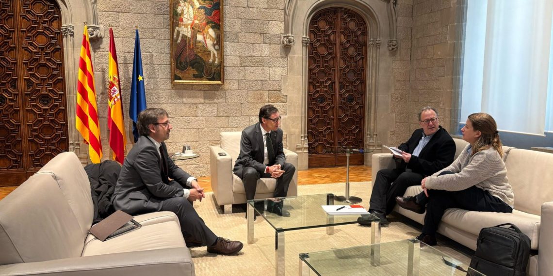 Foto de archivo de Salvador Illa recibiendo a una comitiva de Òmnium. Foto: @salvadorilla