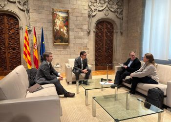 Foto de archivo de Salvador Illa recibiendo a una comitiva de Òmnium. Foto: @salvadorilla