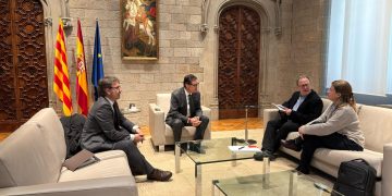 Foto de archivo de Salvador Illa recibiendo a una comitiva de Òmnium. Foto: @salvadorilla