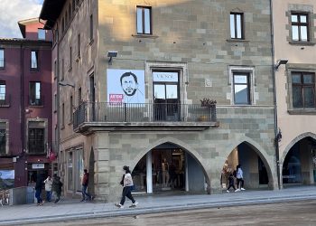 Imagen de archivo de la plaza Mayor de Vic con una imagen de Toni Comín. Foto: PP de Vic.