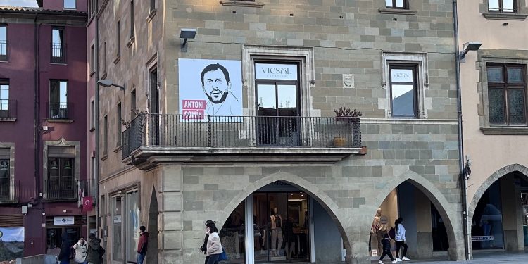 Imagen de archivo de la plaza Mayor de Vic con una imagen de Toni Comín. Foto: PP de Vic.