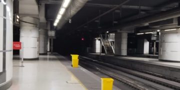 Cubos en un andén de la Estación de Sants (16-2-2025)