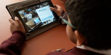 Un estudiante con una tableta. © Juan Zevallos. Fundación "la Caixa"