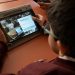 Un estudiante con una tableta. © Juan Zevallos. Fundación "la Caixa"