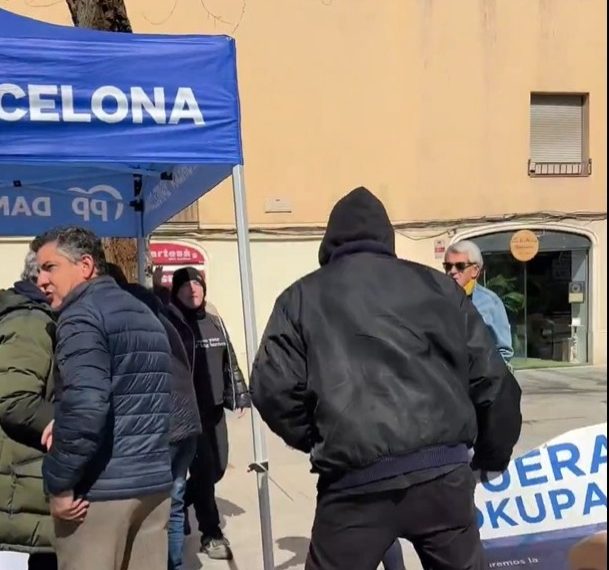 Imagen de archivo de un escrache a una carpa del PP en Barcelona. Foto: @danielsirera