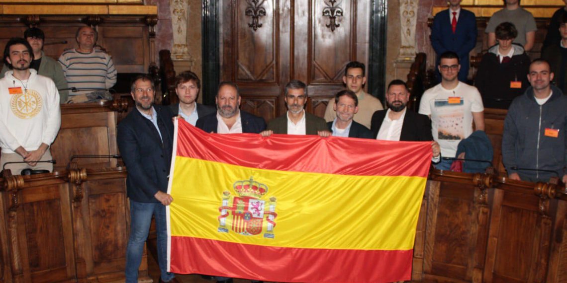 Imagen de una visita de jóvenes al Ayto. de Barcelona junto al grupo de VOX. Foto: VOX