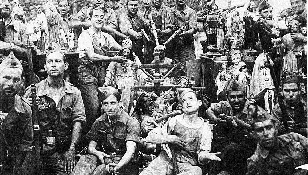 Milicianos de la 'Brigada de la mort' en la Terra Alta, antes de proceder a la quema de imágenes religiosas (fotografía publicada en el diario anarquista 'La Fragua Social' el 1-9-1936)