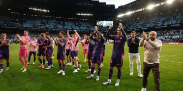 La plantilla y el técnico en Balaídos. Foto: RCDE