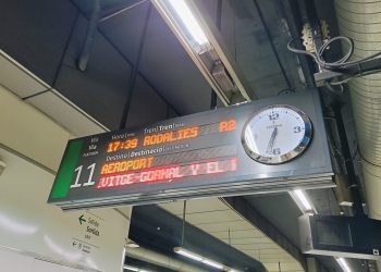 Panel que indica un retraso de más de una hora. Foto: Sergio Fidalgo.