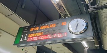 Panel que indica un retraso de más de una hora. Foto: Sergio Fidalgo.