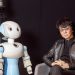El roboticista e ingeniero Hiroshi Ishiguro junto a Robovie, una de sus creaciones. © Adrián Quiroga. Fundación "la Caixa"