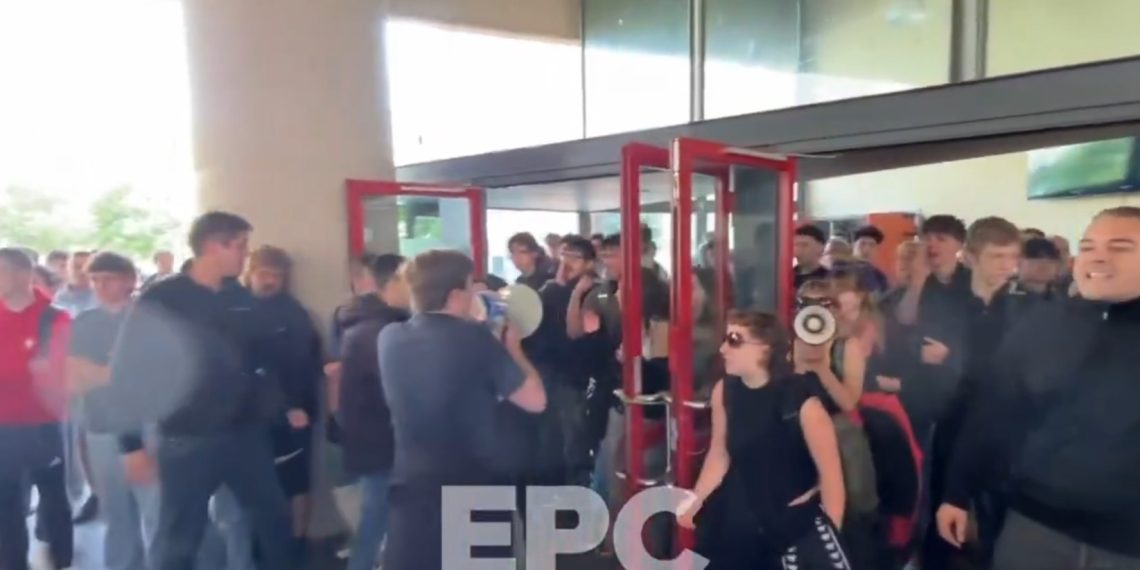 Escrache separatista a EpC en Historia. Foto: EpC.