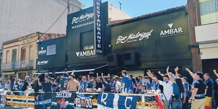 Aficionados pericos en Villarreal. Foto: elCatalán.es.