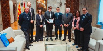Salvador Illa con una delegación del RCD Espanyol con la bandera de España de fondo. Foto: Govern.