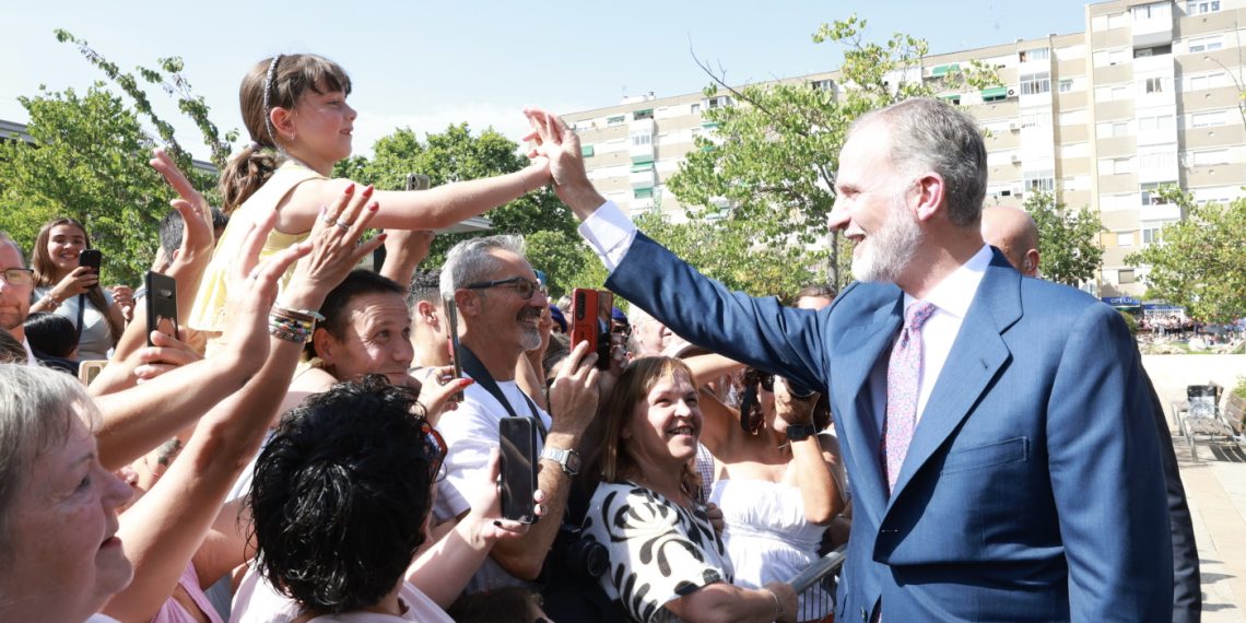 © Casa de S.M. el Rey
Su Majestad el Rey saluda a una niña a su llegada a Badia del Vallès