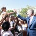 © Casa de S.M. el Rey
Su Majestad el Rey saluda a una niña a su llegada a Badia del Vallès