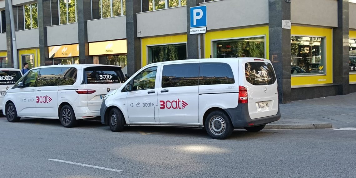 Furgoneta de 3cat junto a la sede de Catalunya Ràdio. Foto: Sergio Fidalgo.
