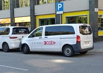 Furgoneta de 3cat junto a la sede de Catalunya Ràdio. Foto: Sergio Fidalgo.