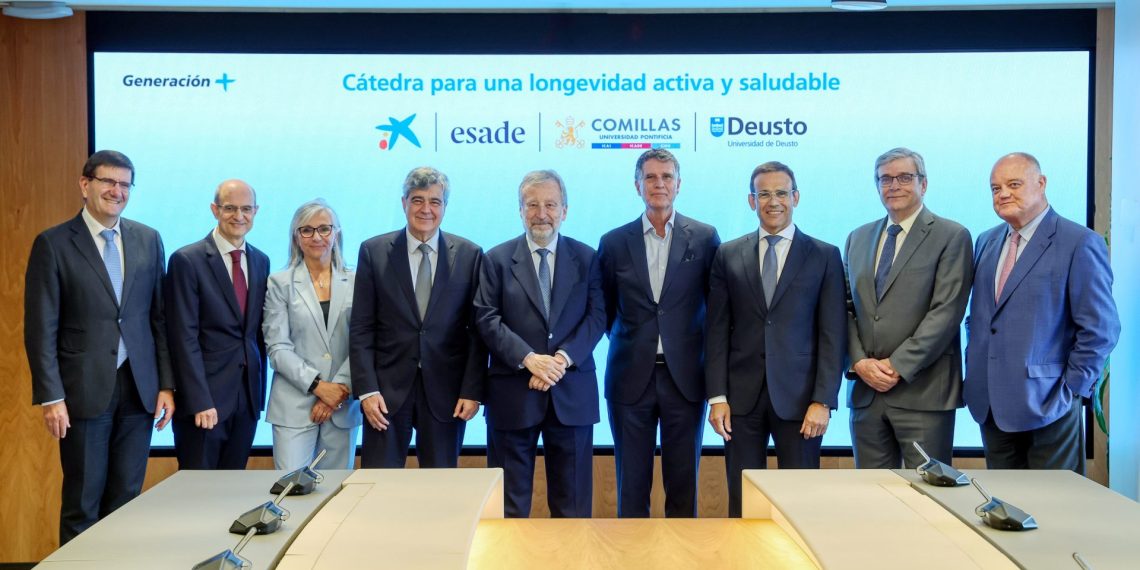 De izquierda a derecha: Juan José Etxeberria, rector de la Universidad de Deusto; Javier Valle, consejero director general de VidaCaixa; Mar Vila, vicedecana de la Business School; Josep Maria Coronas, director general de Fundación “la Caixa”; Tomás Muniesa, presidente de CaixaBank; Jaume Guardiola, presidente del Patronato de la Fundción Esade; Jaume Masana, director de negocio de CaixaBank ; Antonio Allende SJ, rector de la Universidad Pontifica Comillas; y Sergi Loughney, director general adjunto de Asuntos Corporativos de Fundación “la Caixa” escenifican el acuerdo. © CaixaBank