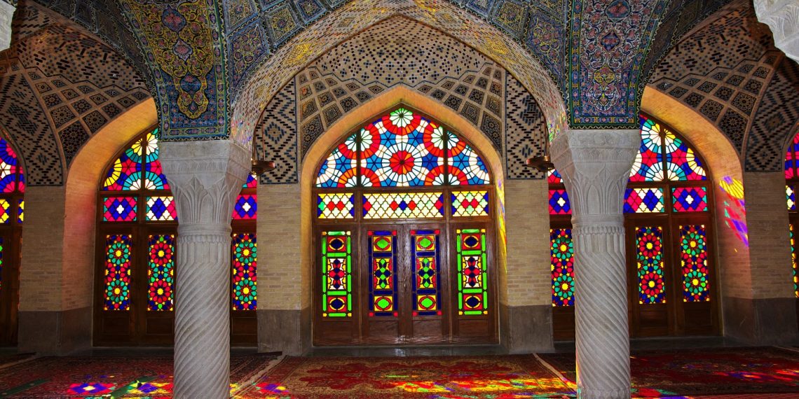 La mezquita de Nasirolmolk en Shiraz, Irán. Foto: Freepik.