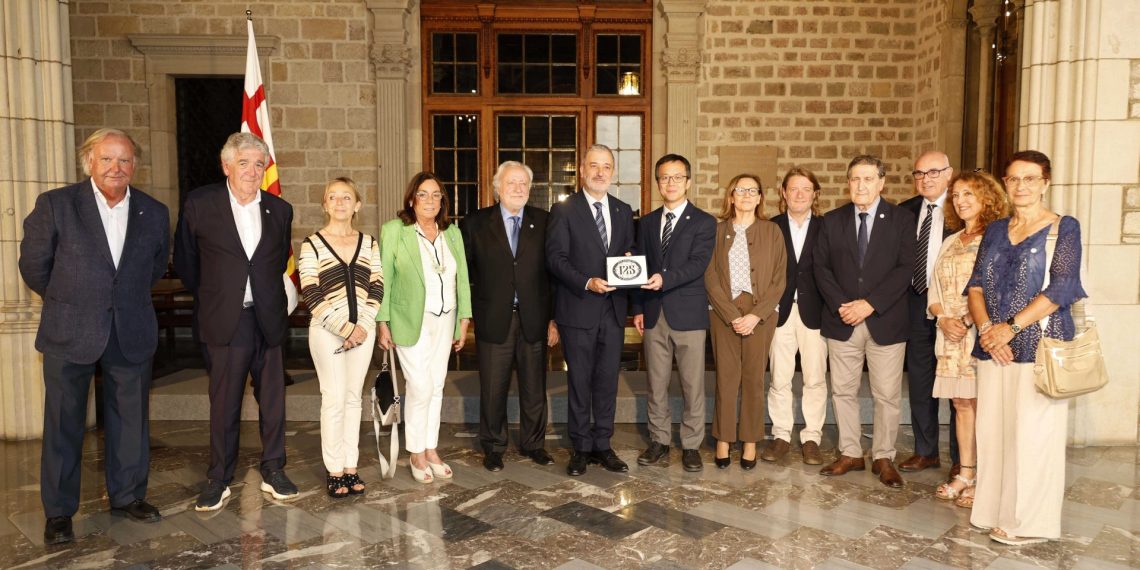 Jaume Collboni con la delegación del RCD Espanyol. Foto: RCDE.