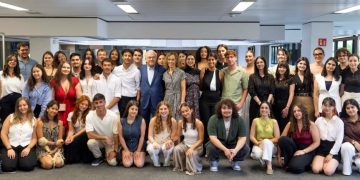 El presidente de la Fundación ”la Caixa”, Isidro Fainé, se ha reunido con los becados de grado de la convocatoria de 2023.© Fundación "la Caixa"