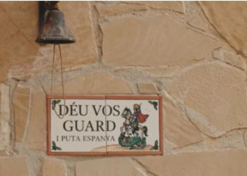 Azulejos en la entrada de la casa de Peyu. Imagen: TV3.