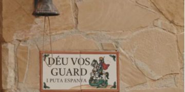 Azulejos en la entrada de la casa de Peyu. Imagen: TV3.