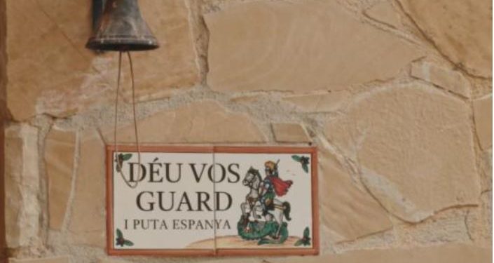 Azulejos en la entrada de la casa de Peyu. Imagen: TV3.