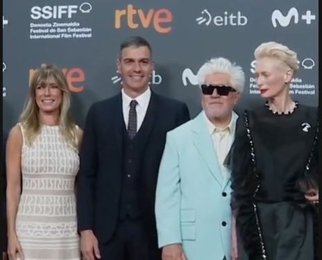 Begoña Gómez, con Pedro Sánchez y Pedro Almodóvar. Foto: RTVE