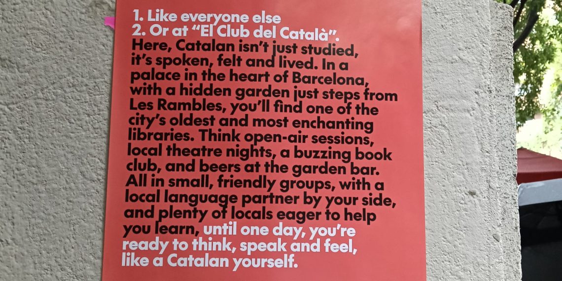 Cartel para incitar a los 'expats' a aprender catalán. Foto: Sergio Fidalgo