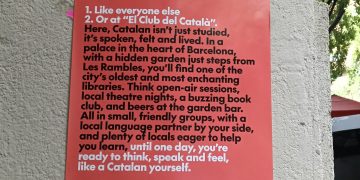 Cartel para incitar a los 'expats' a aprender catalán. Foto: Sergio Fidalgo