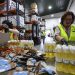 Voluntarias durante la campaña de recaudación de alimentos básicos.© Fundación "la Caixa"