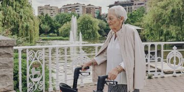 El posgrado en Atención a Personas en Situación de Soledad está dirigido a profesionales de cualquier ámbito que trabajen con personas mayores y ofrecen una mirada profunda sobre la soledad. © Fundación "la Caixa"