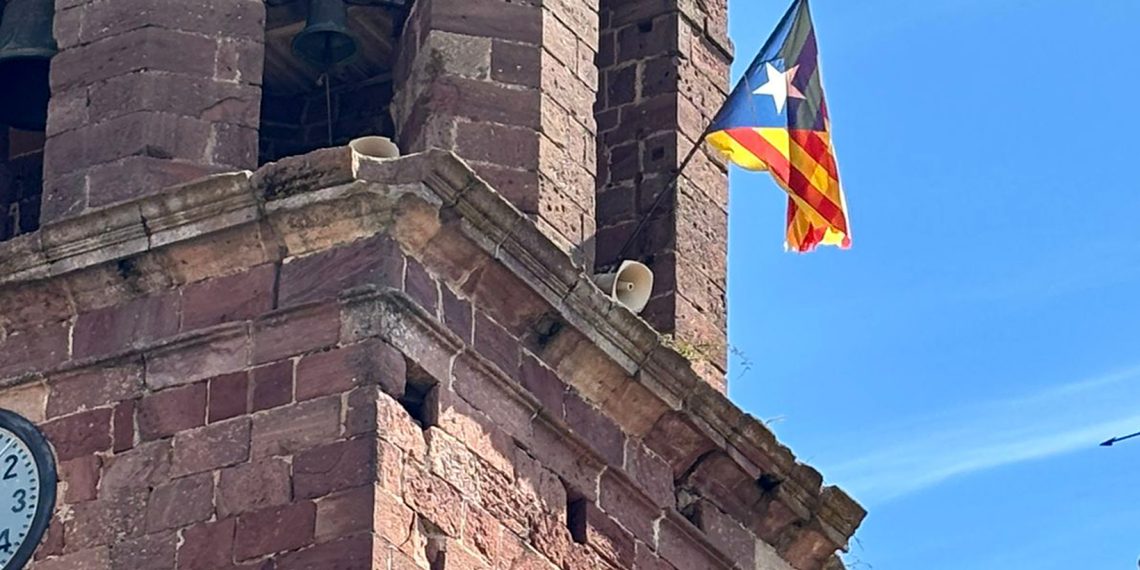 El campanario de la iglesia parroquial de Prades con la estelada. Foto: S.C