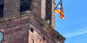 El campanario de la iglesia parroquial de Prades con la estelada. Foto: S.C