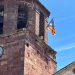 El campanario de la iglesia parroquial de Prades con la estelada. Foto: S.C