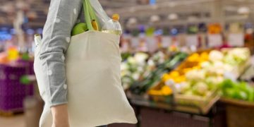 Reducir el consumo de carne y lácteos y evitar el desperdicio alimentario podría disminuir hasta un 35% el impacto ambiental y en la salud.© Shutterstock. Ground Picture