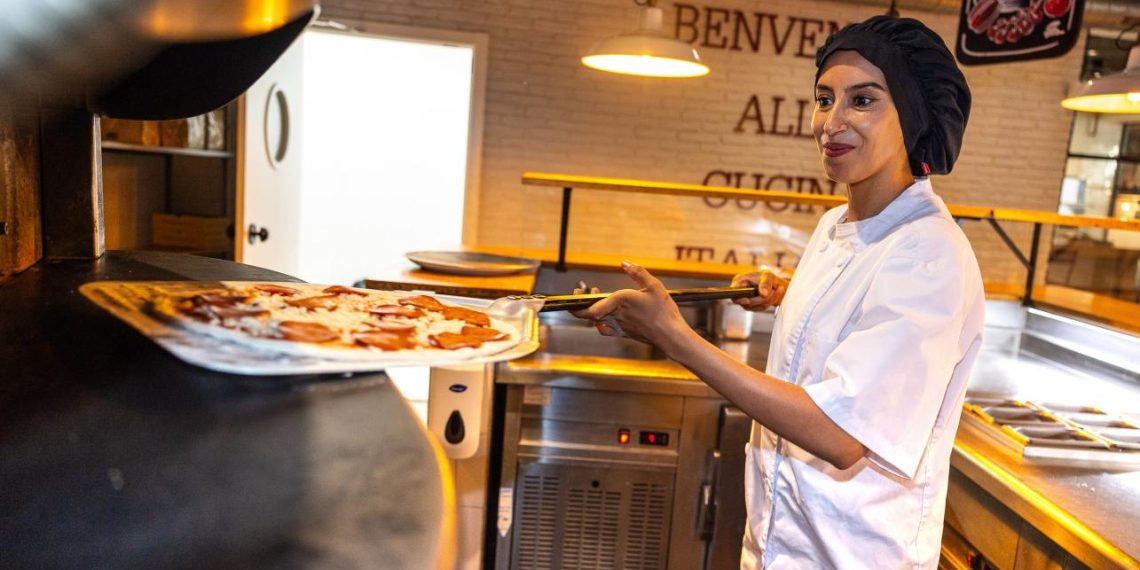 Atika ha encontrado trabajo de cocinera en el restaurante Ginos de Toledo a través de Incorpora.© Ismael Serrano. Fundación "la Caixa"