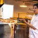 Atika ha encontrado trabajo de cocinera en el restaurante Ginos de Toledo a través de Incorpora.© Ismael Serrano. Fundación "la Caixa"