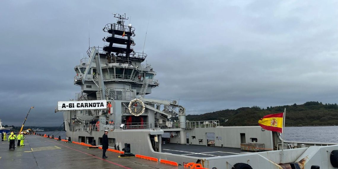 Barco de la Armada en Irlanda