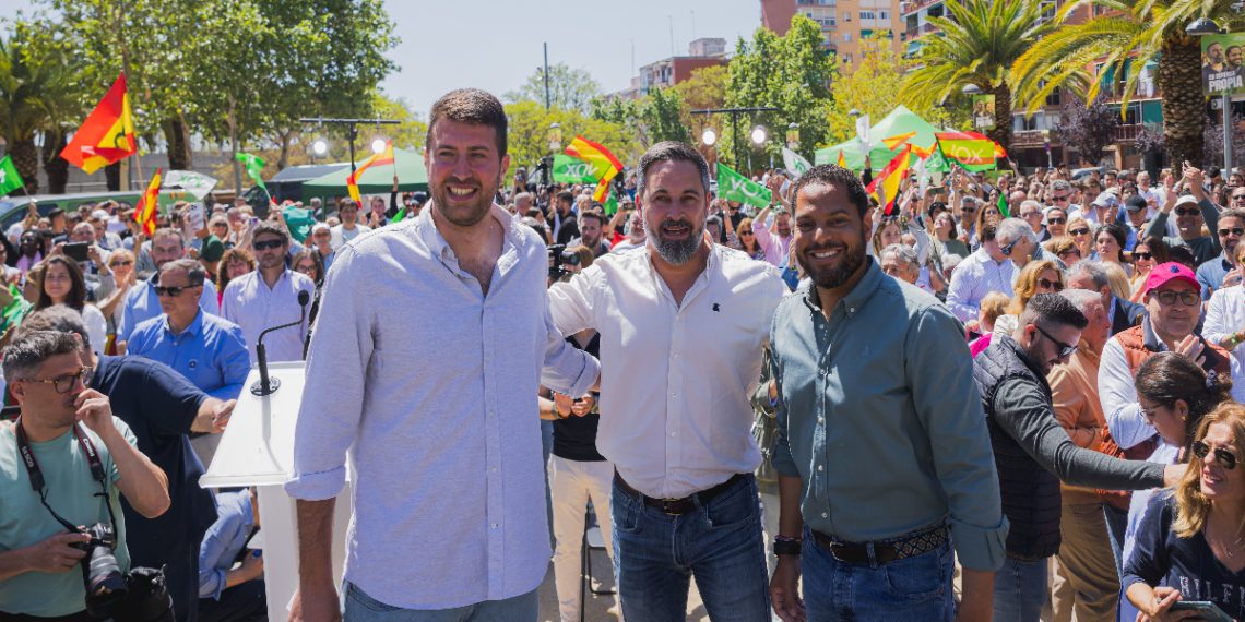 Iván Canovas con Santiago Abascal e Ignacio Garriga. Foto: VOX.