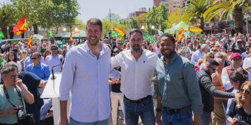 Iván Canovas con Santiago Abascal e Ignacio Garriga. Foto: VOX.